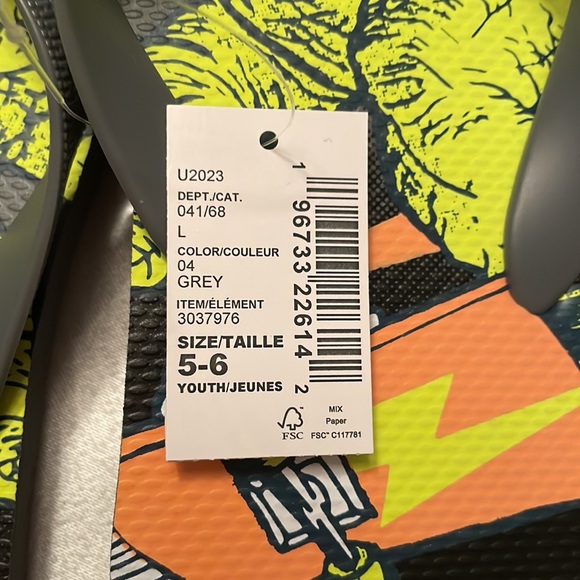 Children Place Dino print flip flops, size 5/6. Color gray, 100% plastic. - Picture 16 of 16